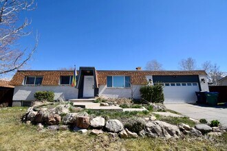 Building Photo - 5 Bedroom 3 Bathroom Home in Sandy!