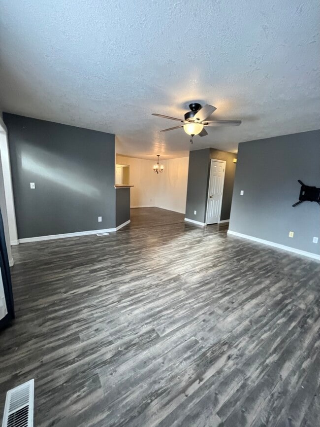 Building Photo - 950 Gregory Ln