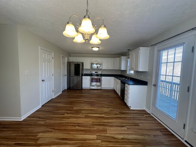 Building Photo - 3-bedroom, 3.5-bathroom nestled in Wyndhurst VA.