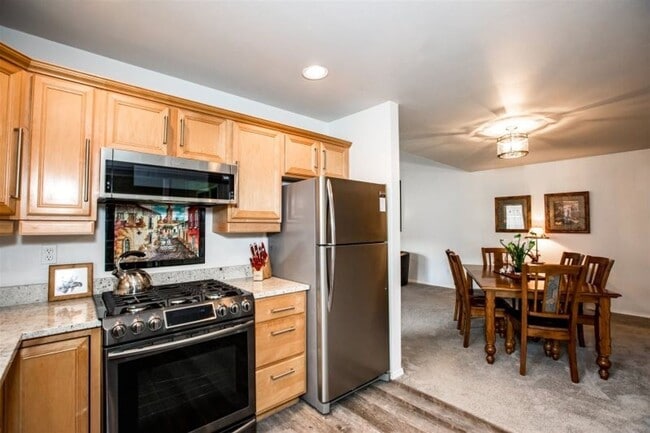 Building Photo - 2 bedroom Townhome close to Whitefish Lake Golf Course