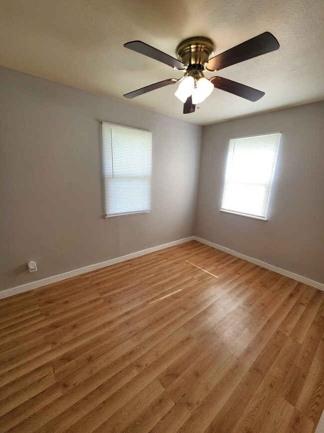 Building Photo - Very nice 2BR home with parking off street near major employers!