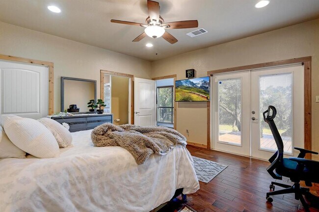 Building Photo - 401 Madrone Canyon Dr