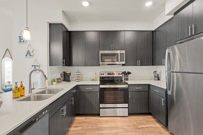 Building Photo - 711 W Broadway Rd