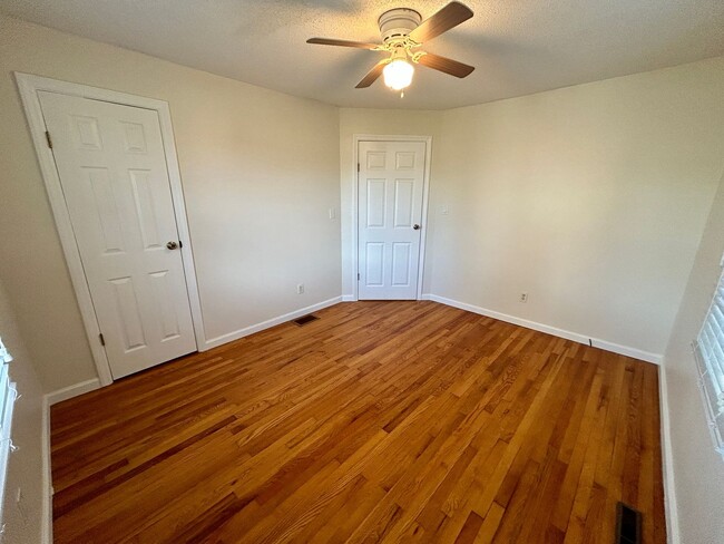 Building Photo - Weaverville - Clean and Tidy! Home Office,...