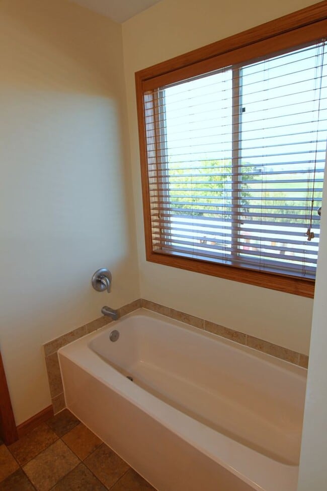 Building Photo - 3 Bedroom Townhome