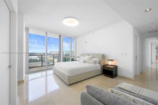 Building Photo - 17121 Collins Ave