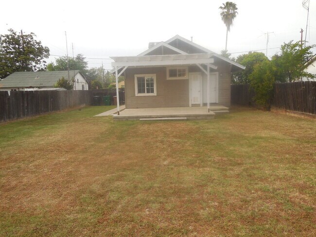 Building Photo - 3 Bedroom / 1 Bath House