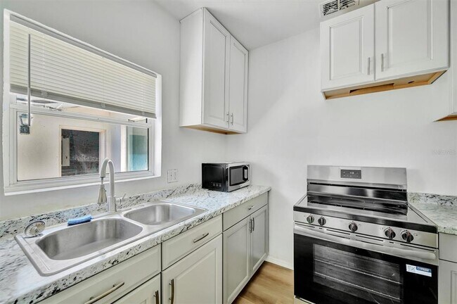 Building Photo - 6348 7th Ave N