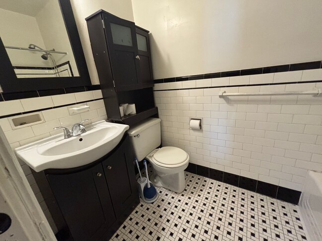 Building Photo - Gorgeous 1 Bedroom 1 Bathroom Condo locate...