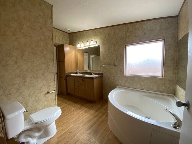 Building Photo - Great location on Monkey Island at Grand Lake!