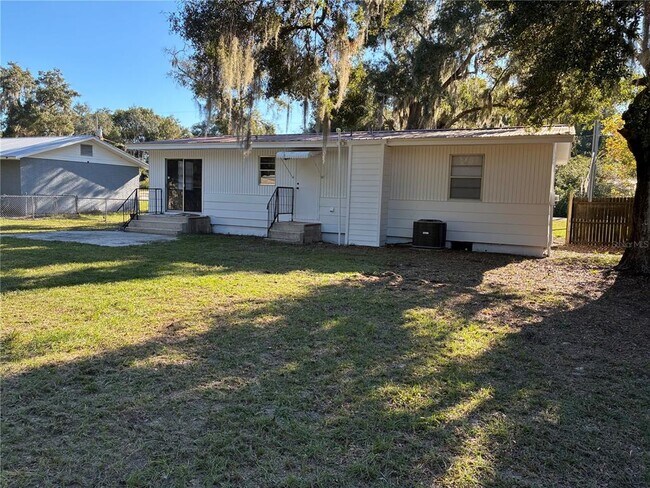 Building Photo - 470 SW Dove St