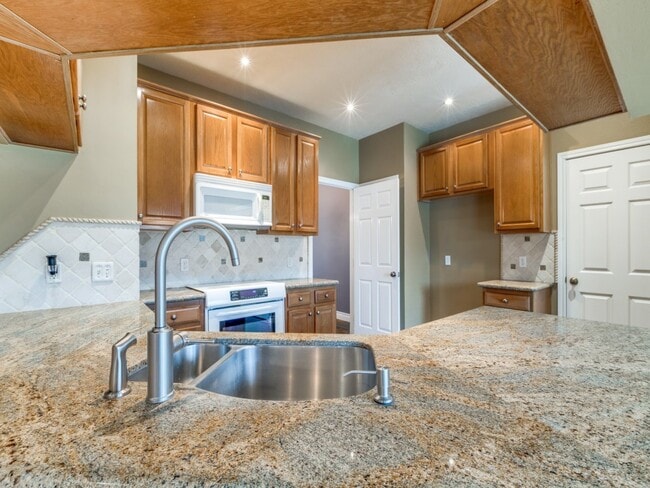 Building Photo - 1319 Park Wind Dr