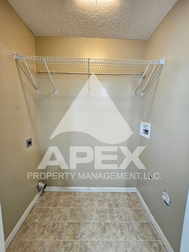 Building Photo - MOVE-IN SPECIAL,NO RENT TIL JUNE 1ST! - Nice 2 Bd | 1.5 Ba Townhouse in West Knox Condo Community!