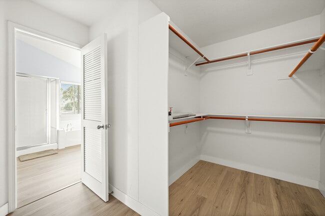 Building Photo - 10919 Mirador Dr