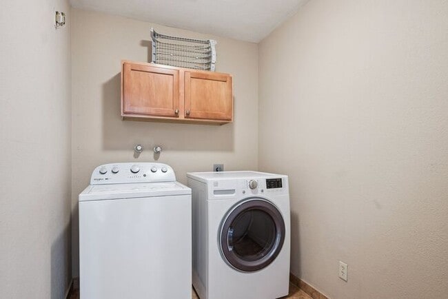 Building Photo - Cozy 2-bedroom, 1.5-bath townhome