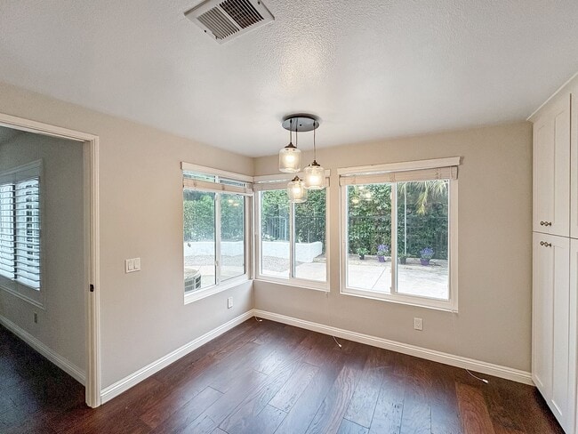 Building Photo - Beautiful 4B/3BA House w/ 2 Car Attached G...