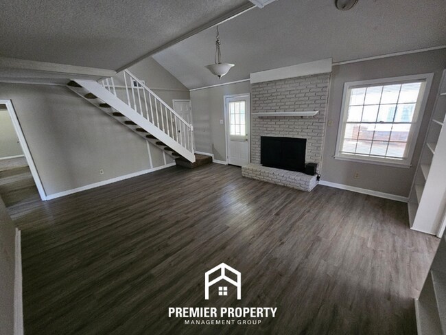 Building Photo - Massive 5BR/3BA Executive Home in East Memphis | Screened Porch & 2,200+ Sq Ft