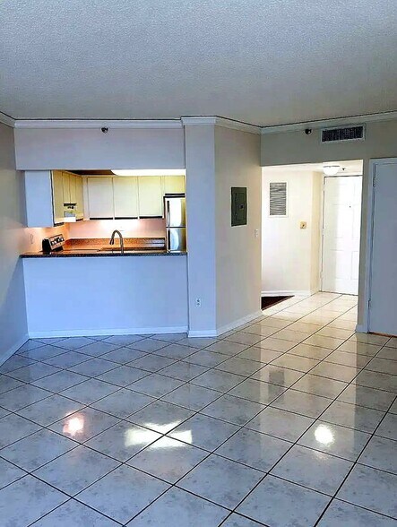 Building Photo - 540 Brickell Key Dr