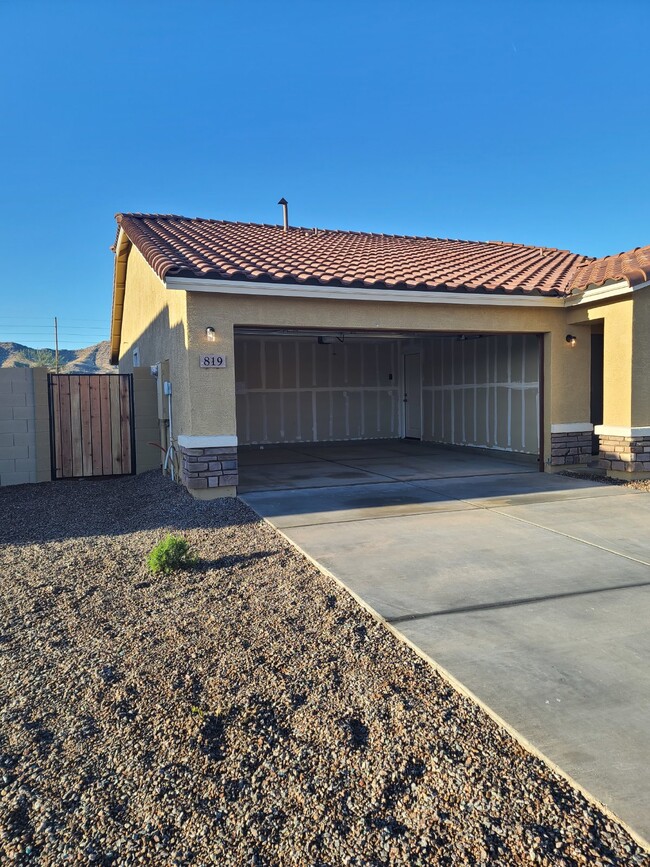 Building Photo - "Spacious 4-Bed Oasis with 2 Full Baths in...