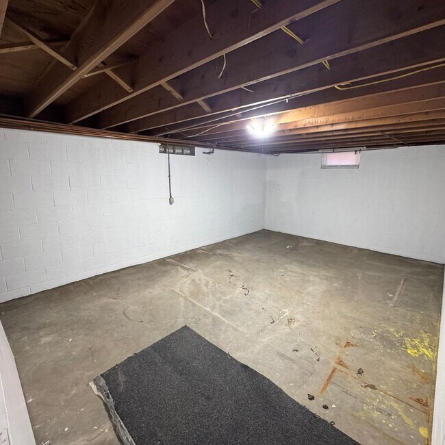 Building Photo - Spacious 3-Bedroom Home on Half-Acre Lot in Top-Rated Pleasant Valley School District!