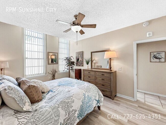 Building Photo - 701 Mirror Lake Dr N