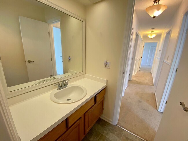 Building Photo - 3015 Crested Cir