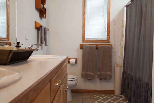 Building Photo - 409 Sarah Cir