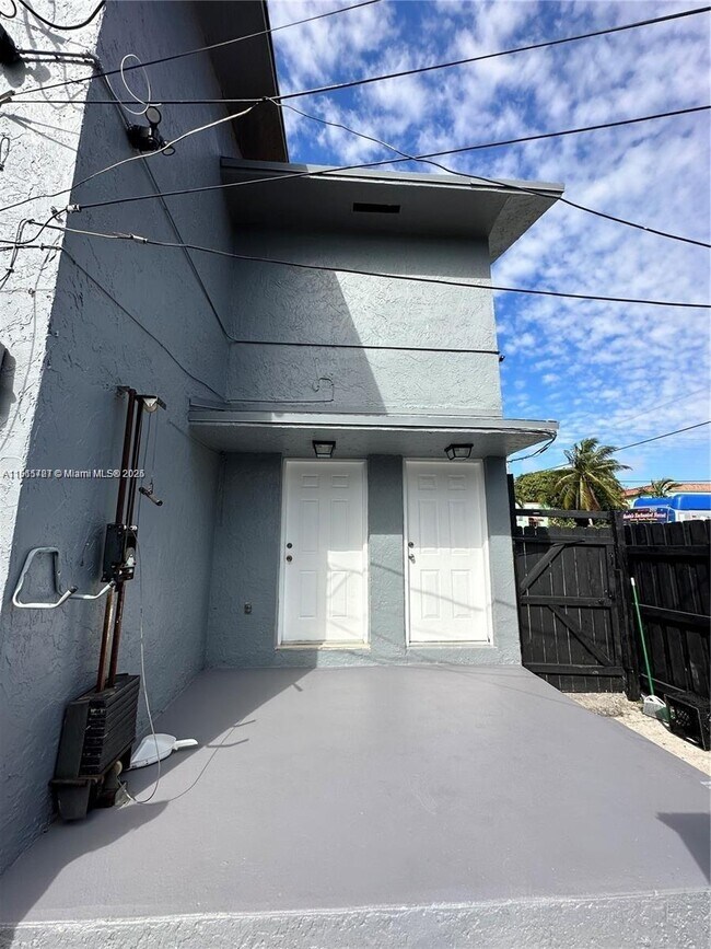 Building Photo - 1687 SW 10th St