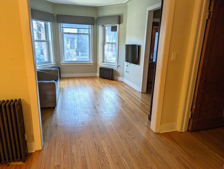 Building Photo - 1426 W Balmoral Ave