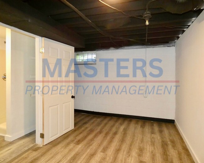 Building Photo - Three Bedroom House