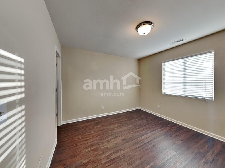 Building Photo - 107 Oak Knoll Dr