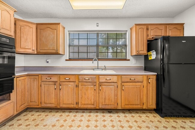 Building Photo - Check Out this 2 bed 1 bath in Alexandria