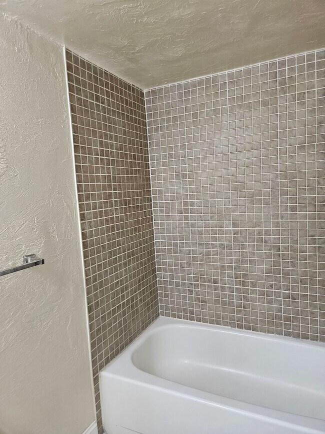 Building Photo - 1 BEDROOM 1 BATH NEWLY RENOVATED CONDO