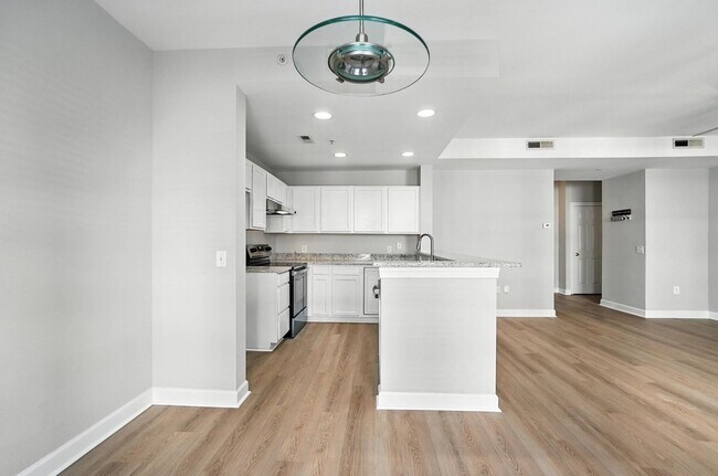 Building Photo - Uptown Condo!