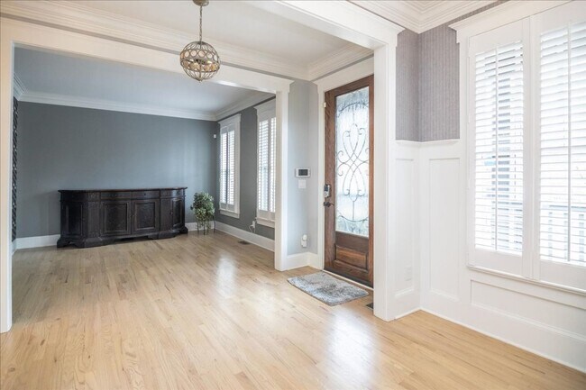 Building Photo - Beautifully Renovated 4/3.5 in Highly Soug...