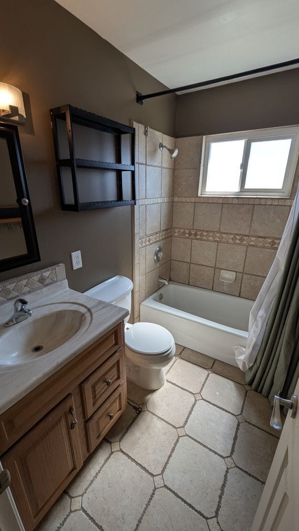 Building Photo - Immaculate 2 Bedroom 2 Bath Home