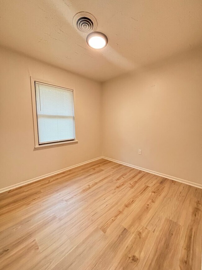 Building Photo - FOR RENT IN BENTON