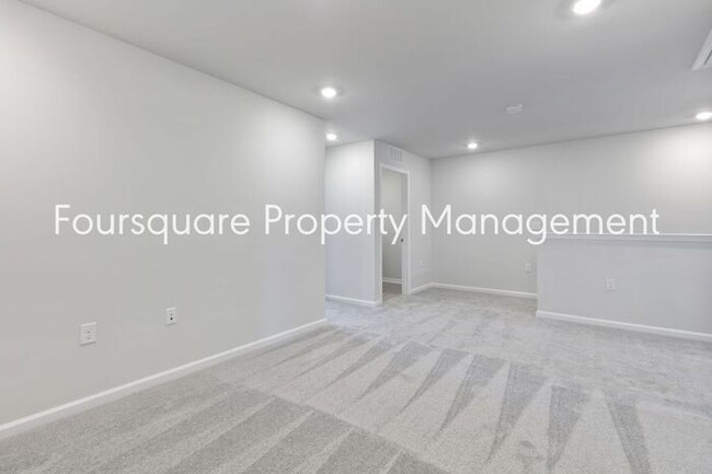 Building Photo - Townhome | Bonus Loft Space | Internet Inc...