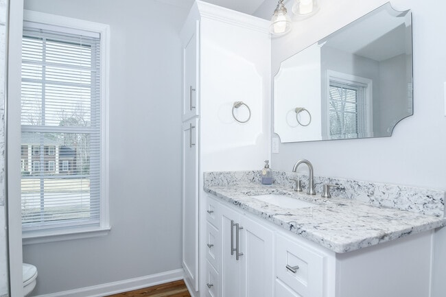 Building Photo - 4117 Knollcrest Cir N