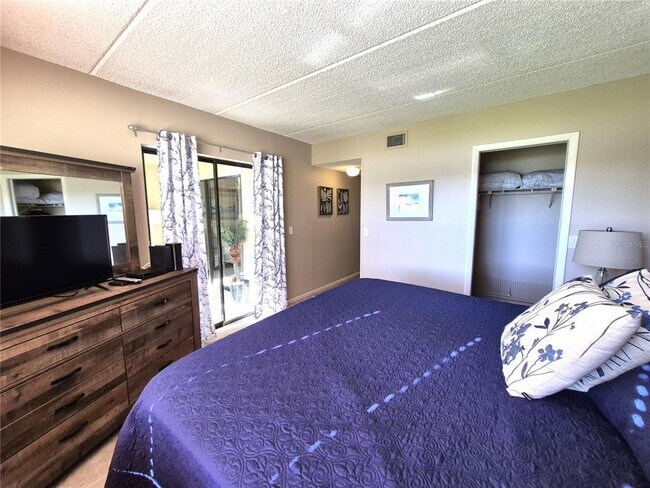 Building Photo - 50 Woodlake Pl