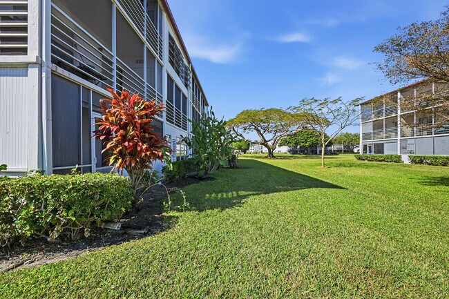 Building Photo - 476 Fanshaw L