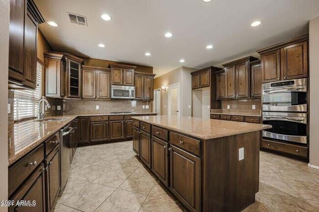 Building Photo - BEAUTIFUL SURPRISE HOME