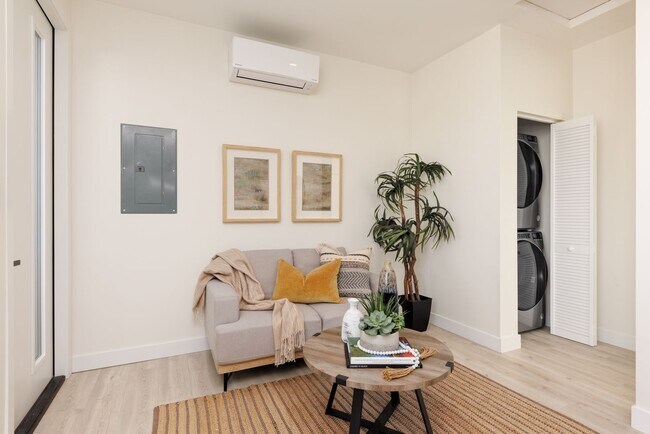 Building Photo - Luxury One-Bedroom Apartment Close to Montgomery-Gibbs