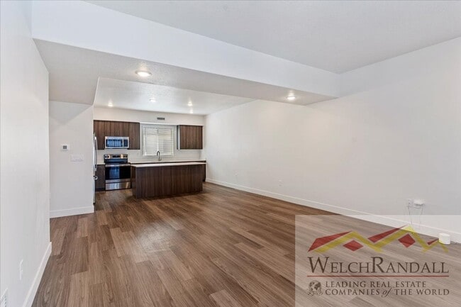 Building Photo - Beautiful 3 Bed 2.5 Bath Townhome in West ...