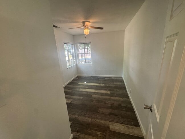 Building Photo - Small Single Family Home | 2 bed 1 bath | ...