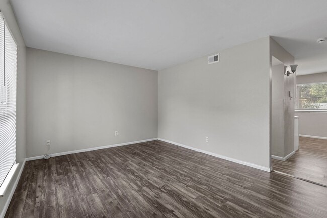 Building Photo - Newly Updated 3-Bedroom Duplex with Fresh Paint and Flooring!