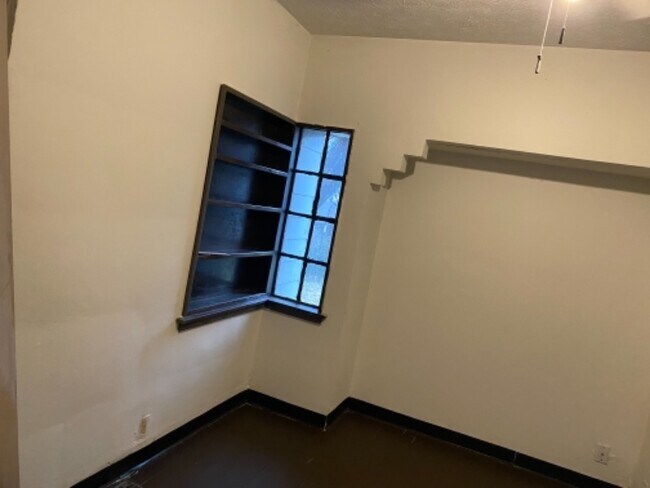 Building Photo - 1532 Woodland Ave NW