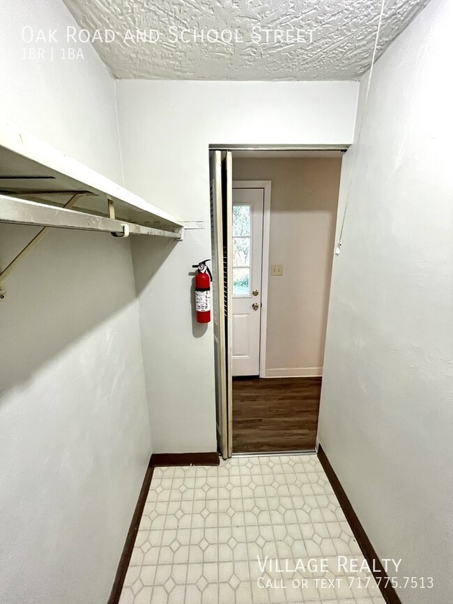 Building Photo - FEW STEPS, newly-remodeled! No one above o...