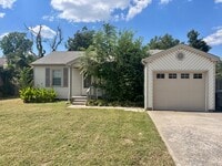 Building Photo - Charming 3 Bed 1.5 Bath!