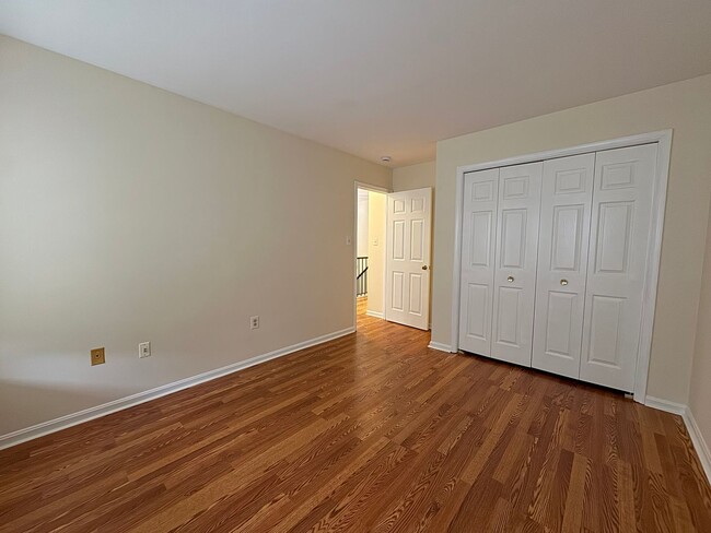 Building Photo - Well-Maintained 3 Bed 3.5 Bath Townhome Wi...